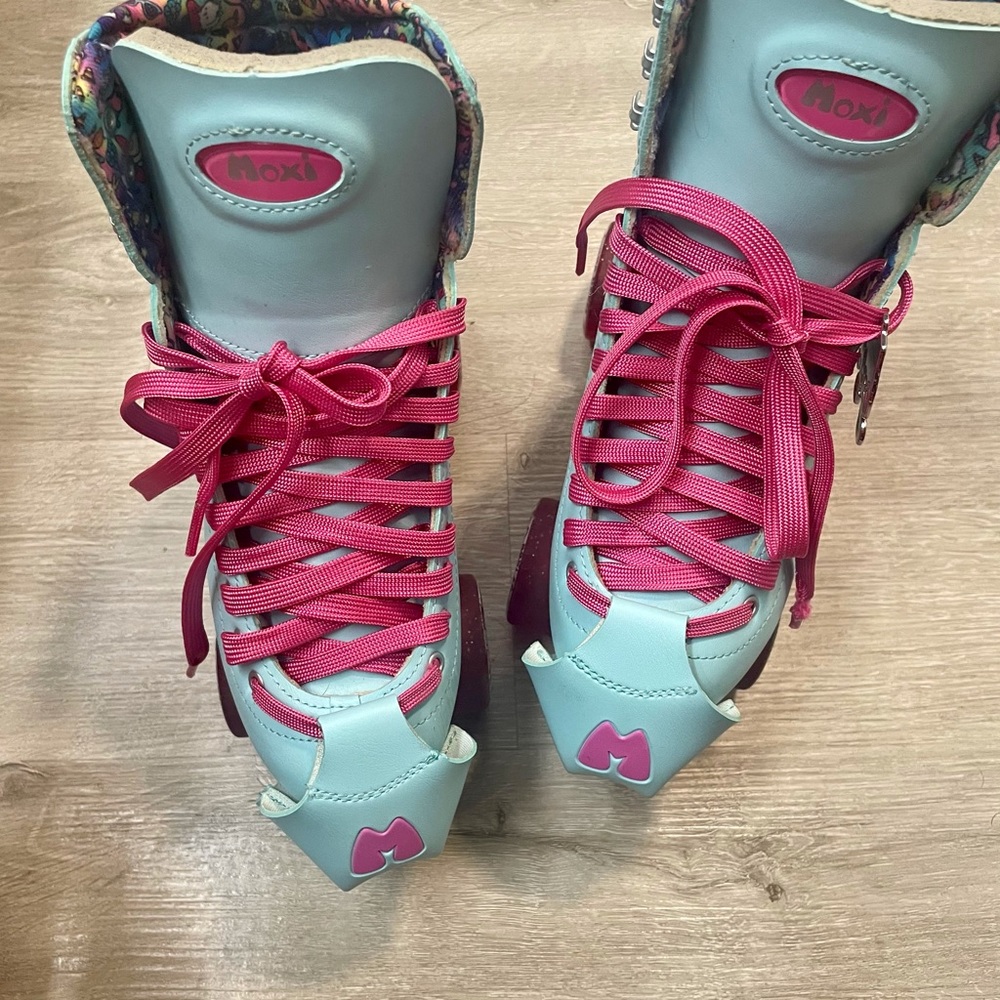 Moxie Beach Bunny Roller skates sky blue